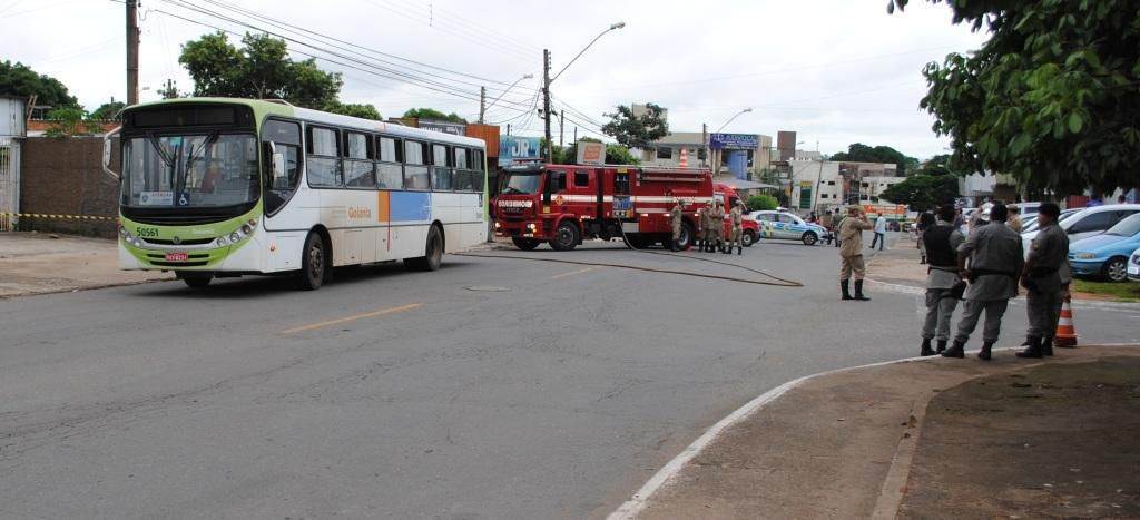 Duas bombas caseiras foram acionadas dentro do coletivo. Bombeiros verificam se não risco de novos focos de incêndio | Foto: Valdemy Teixeira (especial para o FZ)