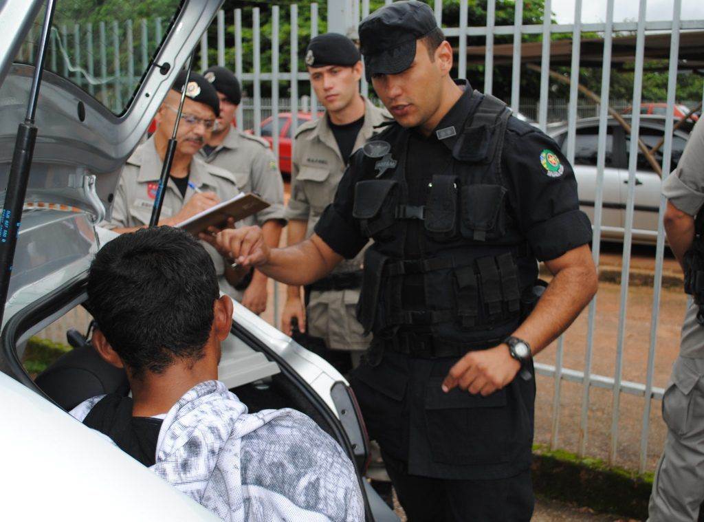 Policial do Batalhão de Operações Especiais (Bope) questiona o rapaz se existem outras bombas em sua residência | Foto: Valdemy Teixeira