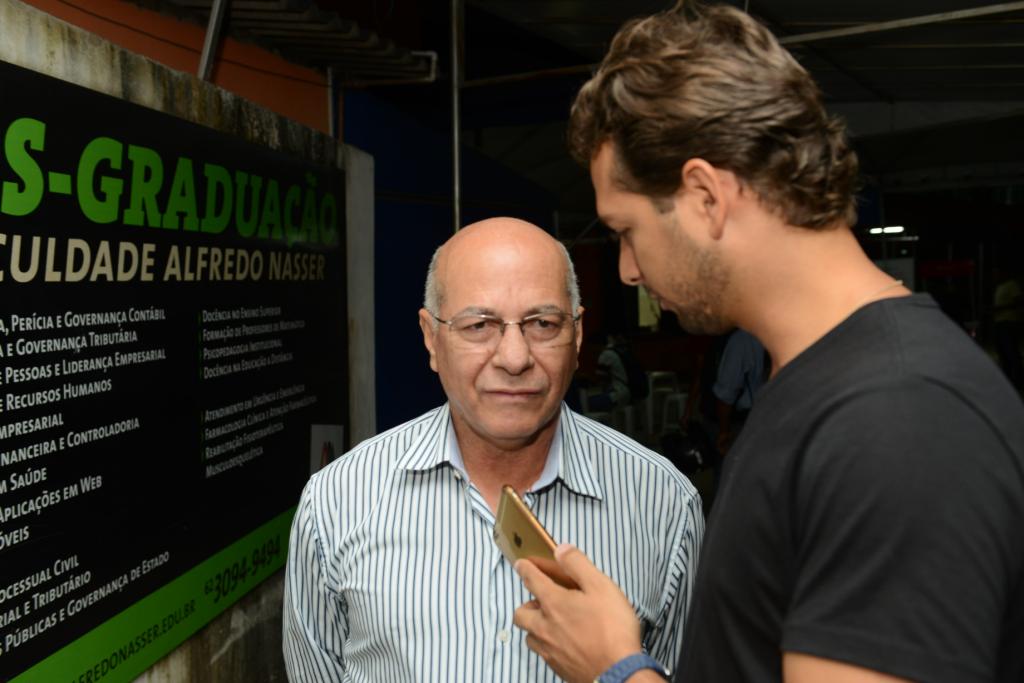 Professor Alcides contou com detalhes ao jornalista Guilherme Coelho sua trajetória de vida | Foto: Valdemy Teixeira Professor Alcides contou com detalhes ao jornalista Guilherme Coelho sua trajetória de vida | Foto: Valdemy Teixeira