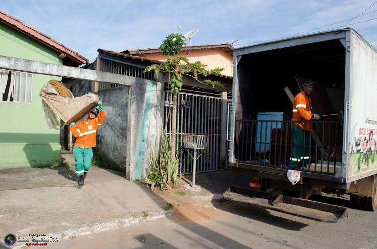 Cata treco recolhe camas, colchões, geladeiras e todos o tipos de móveis / Foto: Luciano Magalhães