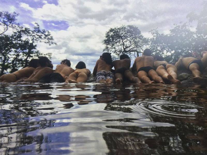 Fotos postadas nas redes sociais mostram atriz Monica Iozzi nua, além de outros colegas famosos na Chapa dos Veadeiros, em Goiás | Foto: Reprodução