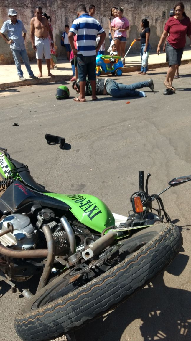 Motoboy foi atingido em cruzamento no Setor Jardim das Oliveiras | Foto: Leitor/Whatsapp
