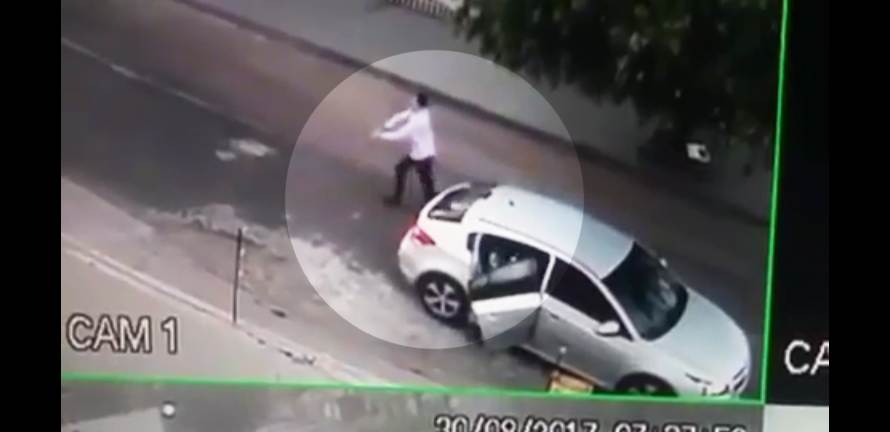 Criminosos chegam em Cruze, avaliado em R$ 90 mil, para roubar Fiat Palio | Foto: Câmeras de Vigilância