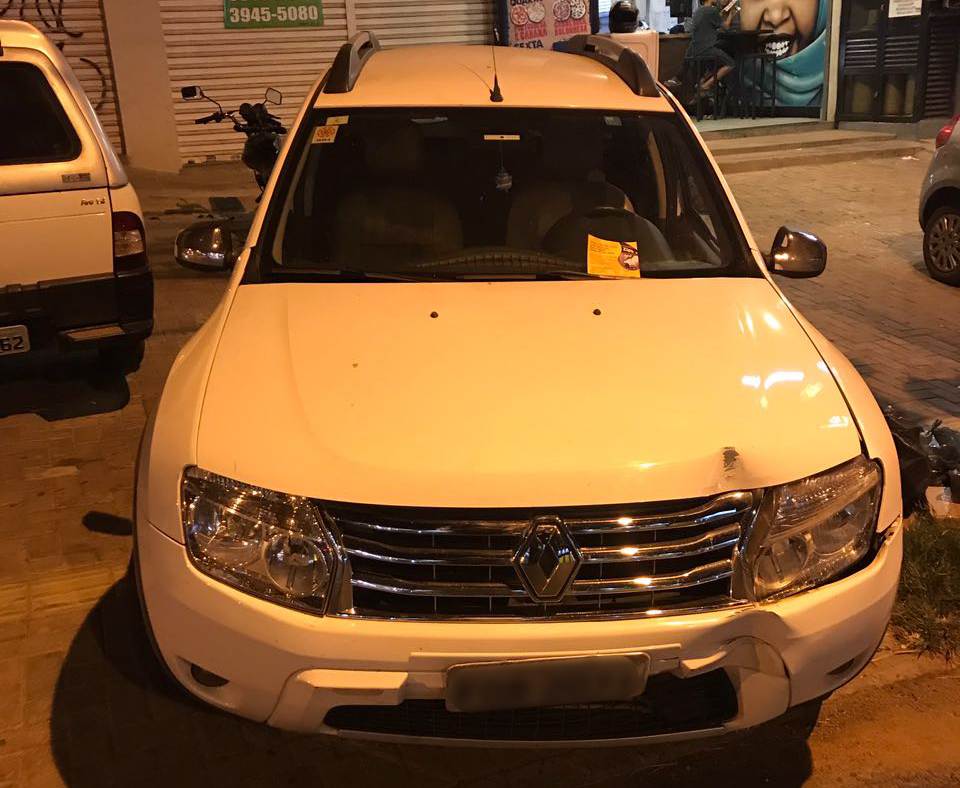 Duster roubada foi colidida pelos assaltantes em fuga pelo Jardim América | Foto: Divulgação/PM