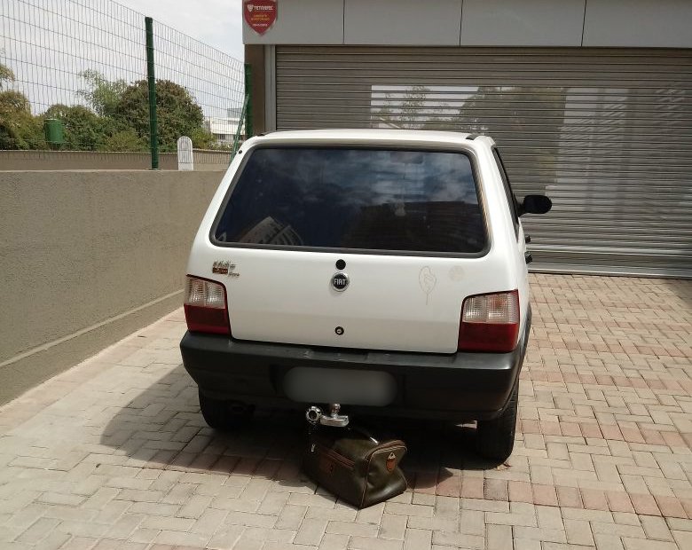Mala foi depositada sob carro | Foto: Leitor/Whatsapp