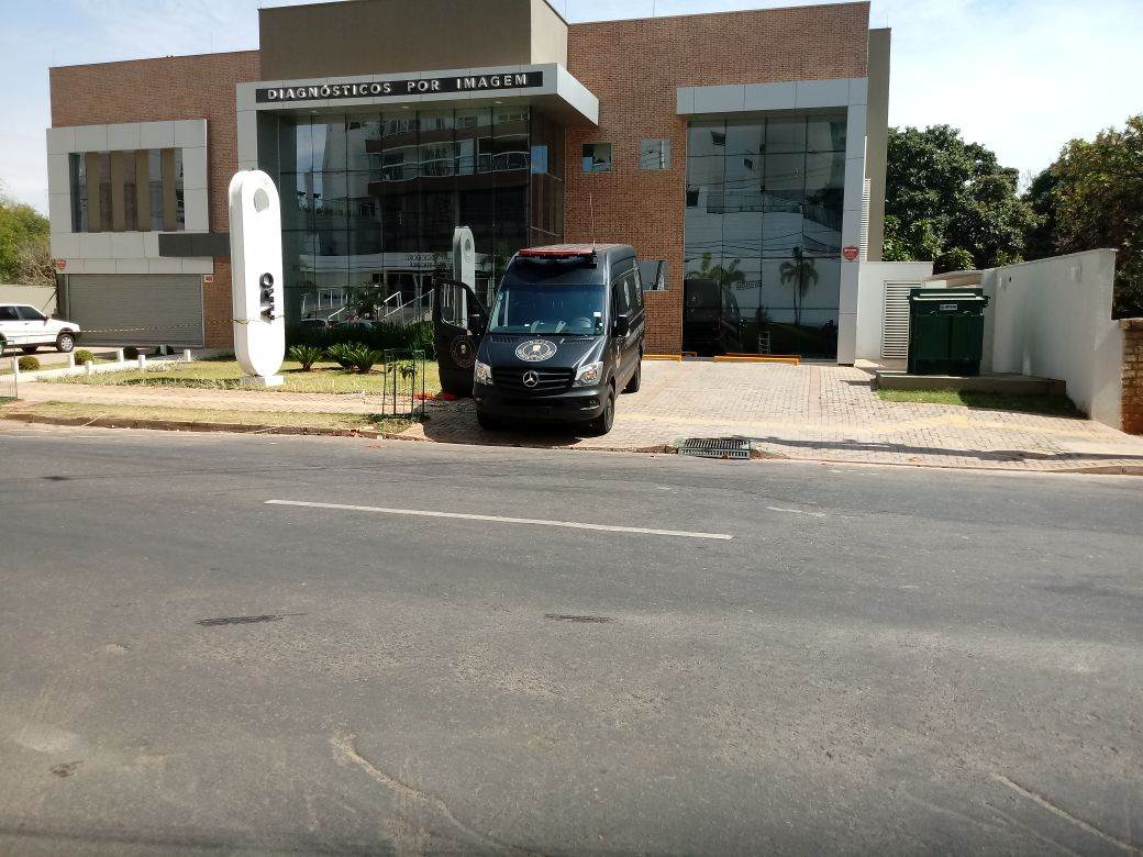 Clínica foi interditada enquanto agentes realizavam a perícia do material suspeito | Foto: Leitor/Whatsapp