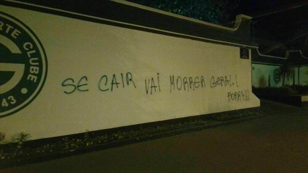 Pichação deixou ameaça em muro a Serrinha | Foto: Leitor/WhatsApp