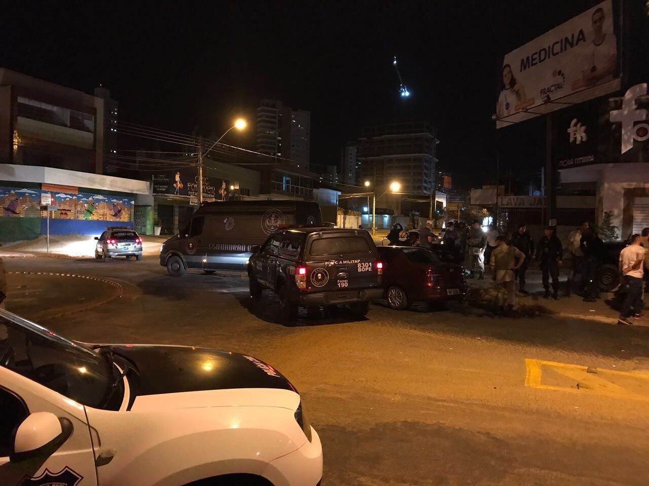 No cruzamento da Avenidas T-10 com C-233, uma viatura da PM colidiu com o Fiat Siena e conseguiu parar o veículo em que estava o policial civil | Foto: reprodução