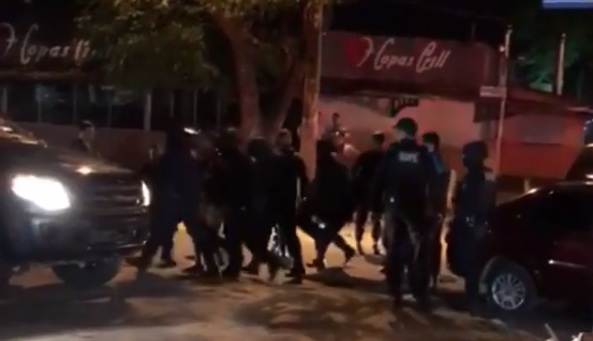 Policial civil sendo encaminhado para viatura do Bope | Foto: divulgação