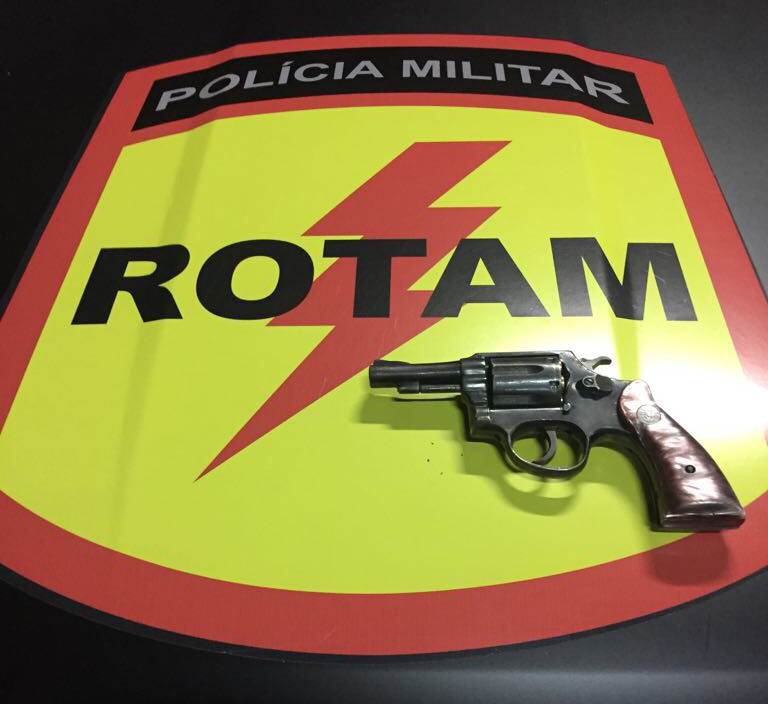 Revólver Taurus calibre 38 foi apreendido com o suspeito | Foto: Divulgação/PM
