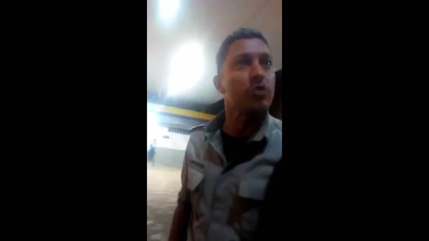 PM aparece em vídeo agredindo frentista de posto em Abadia | Foto: Reprodução