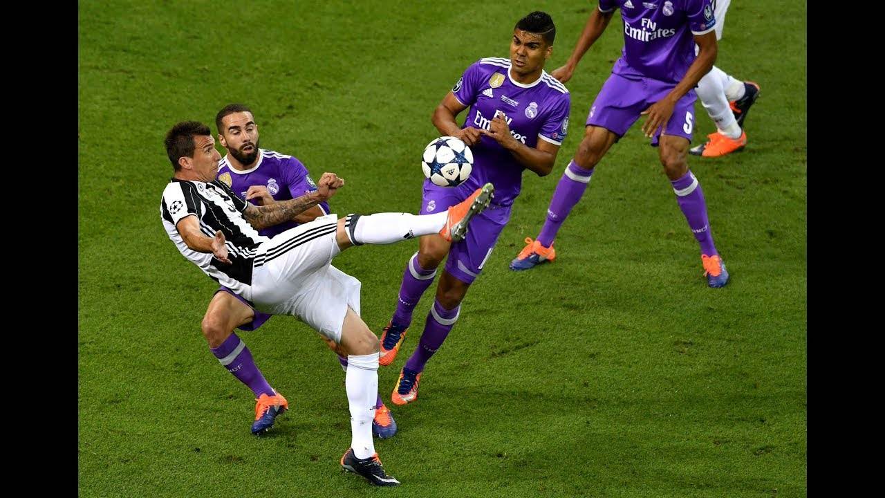Gol de Mandzukic, pelo Juventus, é um dos que concorre ao mais bonito da temporada no Prêmio Puskás | Foto: Reprodução