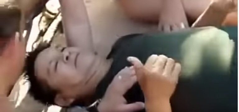 Índio, uma das vítimas do acidente aéreo, é confundido com o cantor Leonardo. Vítima faz o sinal de joia para dizer que está bem | Foto: reprodução