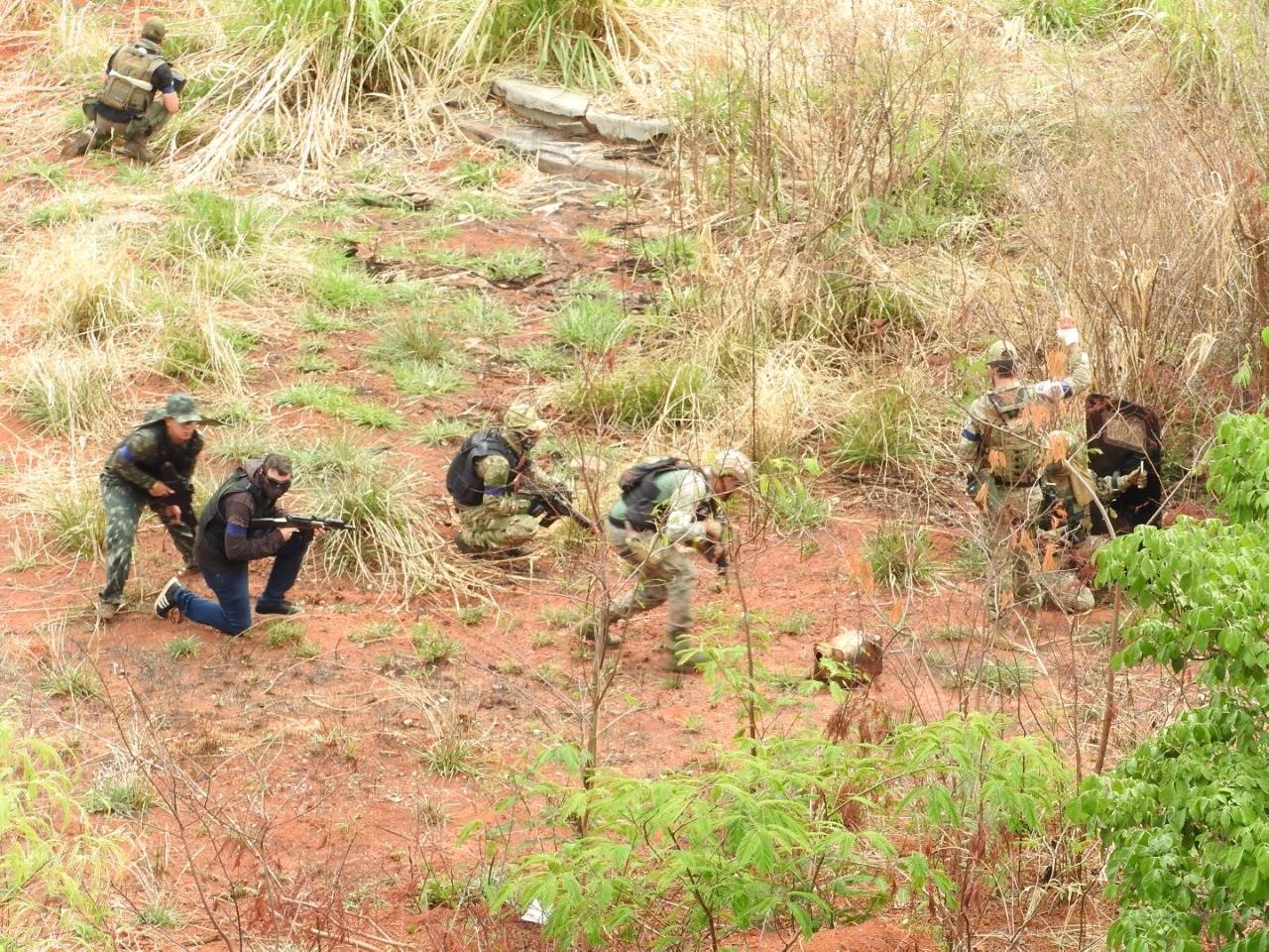 Mais de 70 pessoas participaram do jogo de airsoft em Goiânia, no último domingo, 22 | Foto: Alex Sander Arantes