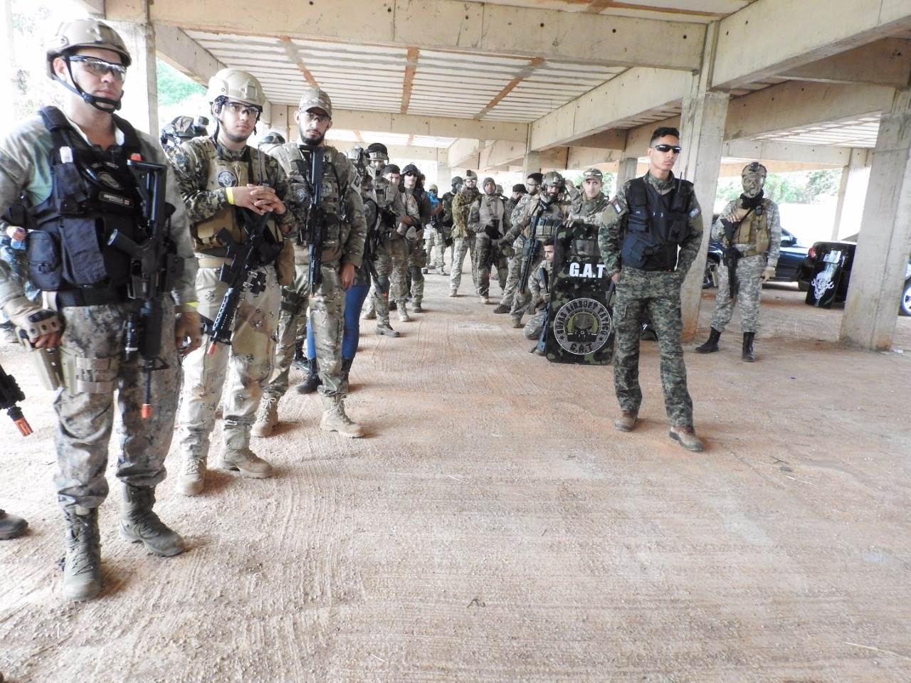 Mais de 70 pessoas participaram do jogo de airsoft em Goiânia, no último domingo, 22 | Foto: Alex Sander Arantes
