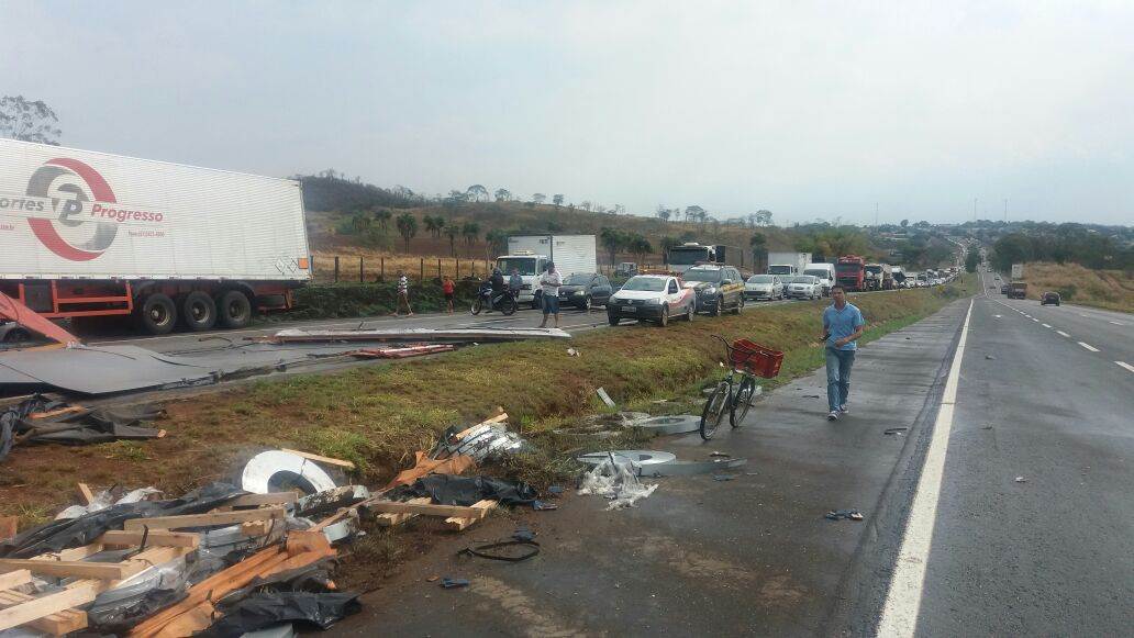 Acidente no km 117 da BR-060 causa transtornos no sentido Goiânia-Anápolis | Foto: Divulgação / PRF