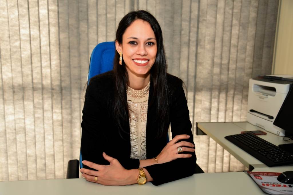 Hélia Gonçalves, gerente Administrativo Financeiro da CDL Goiânia, explica que a entidade visa o desenvolvimento dos lojistas associados | Foto: Divulgação