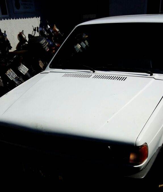 VW Gol branco usado no crime, modelo da década de 1990 conhecido como "Gol quadrado" | Foto: Divulgação / PMGO