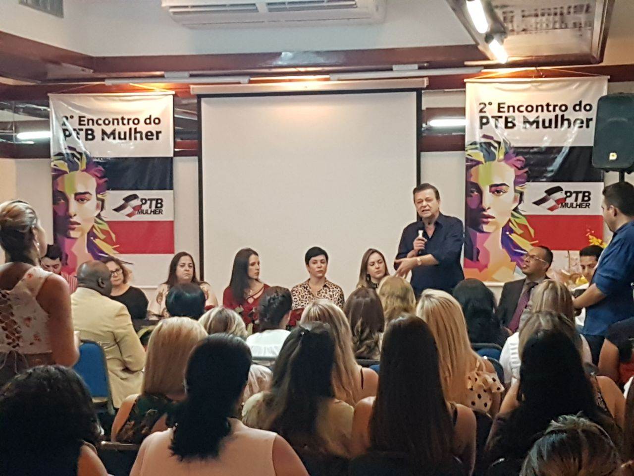 Deputado federal Jovair Arantes fala às mulheres presentes no evento do PTB Mulher | Foto: Valdemy Teixeira