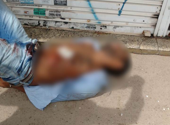 Após ser baleado, assaltante foi localizado escondido atrás de uma caminhonete no cruzamento da Avenida T-8 com a Mutirão, ainda no Setor Bueno | Foto: Divulgação / PMGO