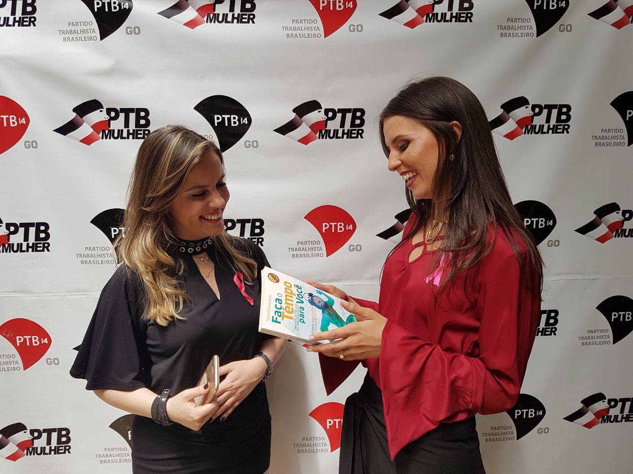 Palestrante Tathiane Deândhela presenteou a prefeita de Bela Vista de Goiás e presidente do PTB Mulher, Nárcia Kelly, com o livro "Faça o Tempo Trabalhar para você" | Foto: Valdemy Teixeira