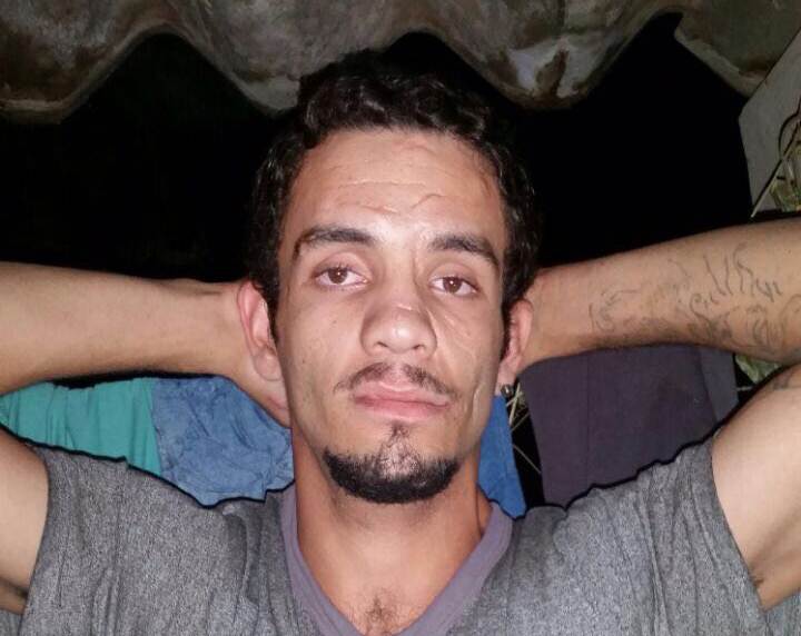 Felipe Pereira de Souza (foto), de 22 anos, e Wanderson Junior Simão de Souza, de 25 anos, foram presos após denúncia de que haviam cometido uma série de assaltos a pedestres no Jardim Buriti Sereno, em Aparecida | Foto: Reprodução