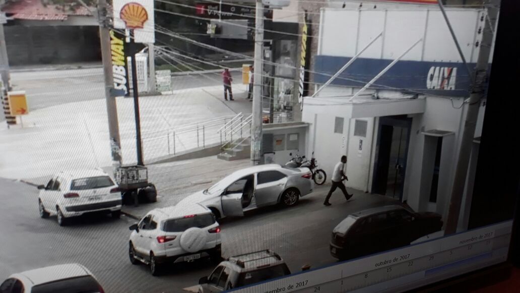 Criminosos fortemente armados renderam clientes e funcionários em agência da Caixa Econômica no Parque Anhanguera, em Goiânia | Foto: Reprodução