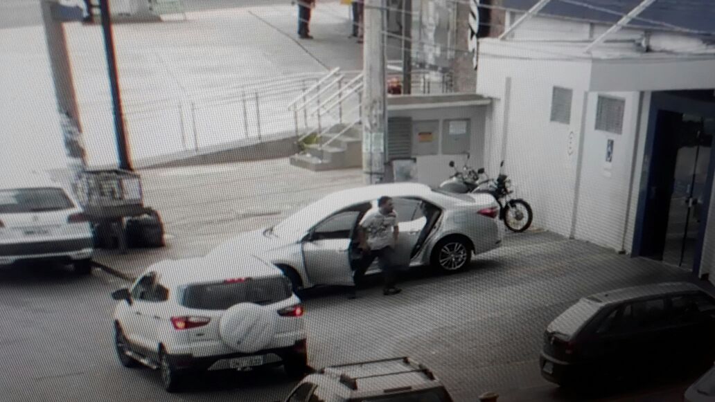 Criminosos fortemente armados renderam clientes e funcionários em agência da Caixa Econômica no Parque Anhanguera, em Goiânia | Foto: Reprodução