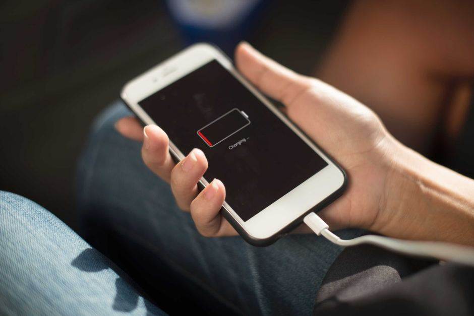 Por que você nunca deve carregar o celular em locais públicos | Foto: Reprodução