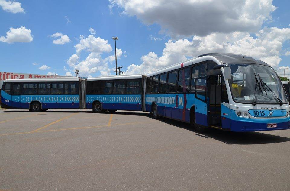 Três ônibus do Eixo Anhanguera foram apedrejados em Goiânia nesta sexta-feira | Foto: Reprodução