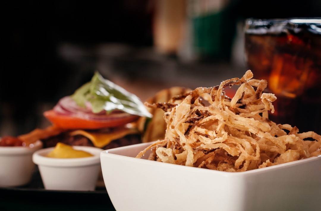 Tiras de cebola frita, onion strings fazem sucesso como acompanhamentos | Foto: Reprodução/ Redes Sociais