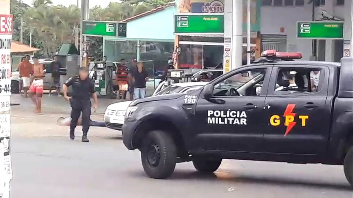 Vídeo mostra PM entrando em carro de vítima baleada em Senador Canedo e tiros saem de dentro para fora | Foto: Reprodução/ Vídeo