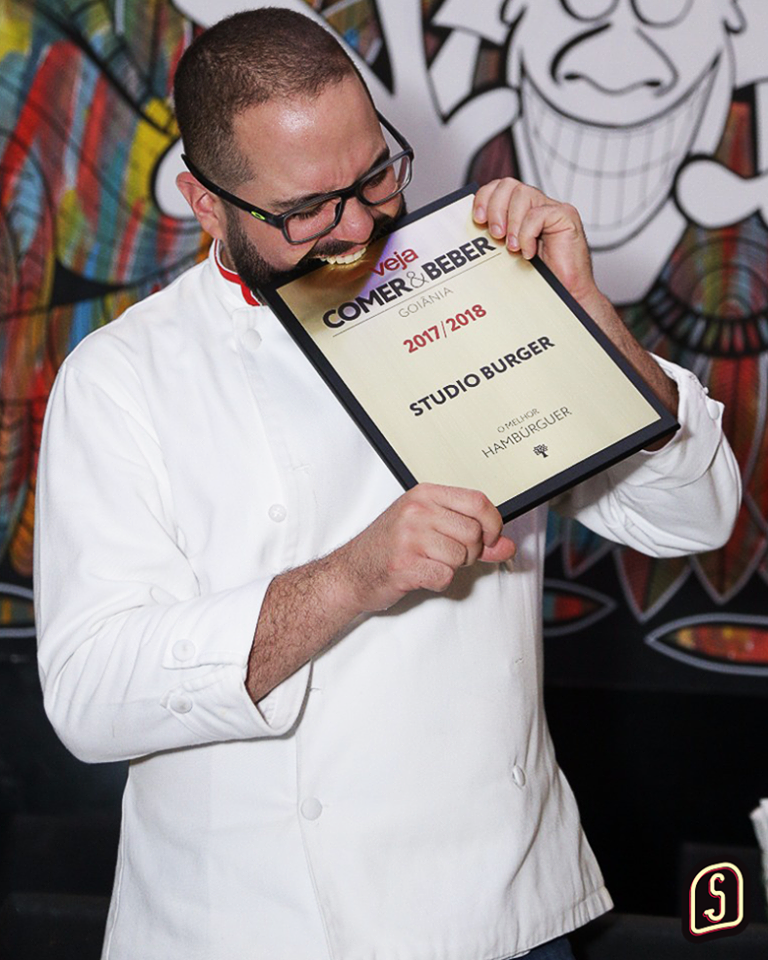 Chef Lucas Cabral comemora o título | Foto: Reprodução/ Redes Sociais