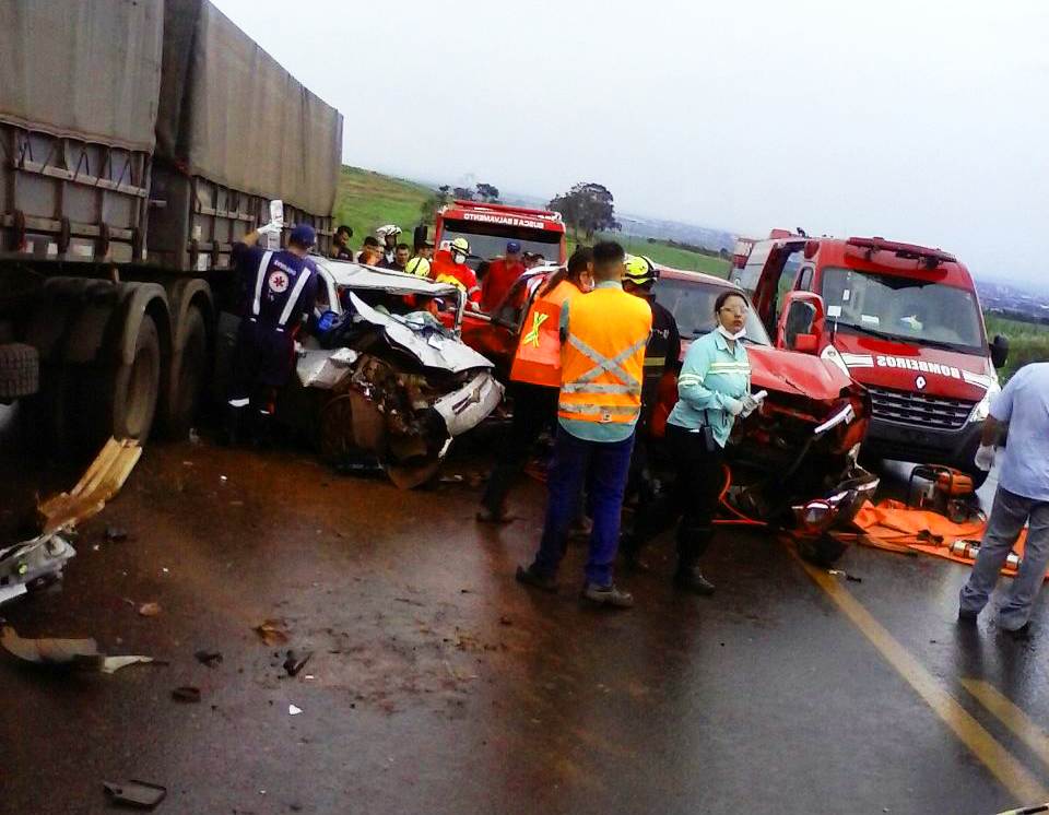 Idoso perdeu o controle de caminhonete em aquaplanagem, bateu em carro e carreta e morreu na BR-452 | Foto: Leitor/ WhatsApp