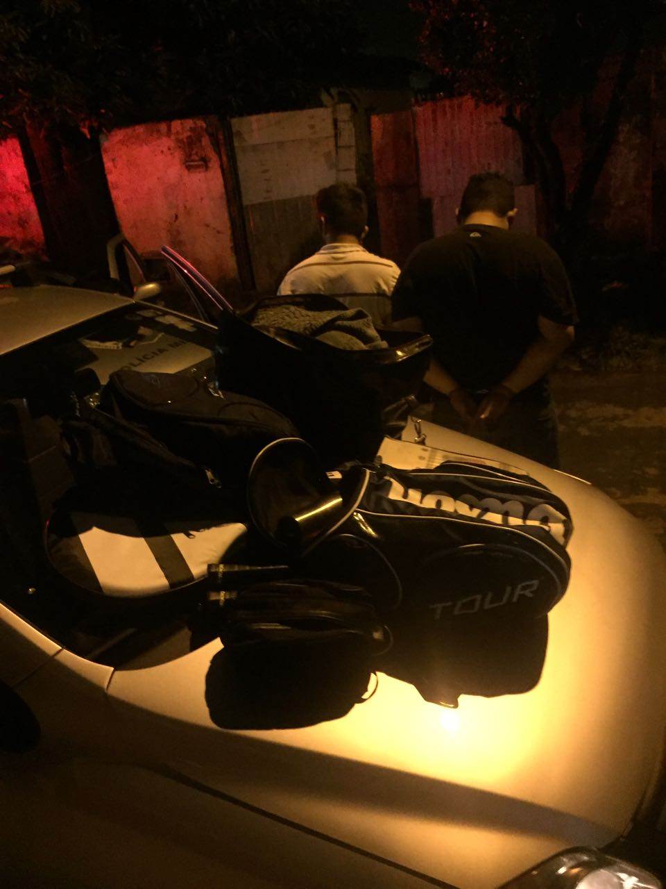 Dentro do veículo dos suspeitos foram encontradas mochilas e carteiras, além de diversos materiais, roupas e suplementos esportivos | Foto: Folha Z