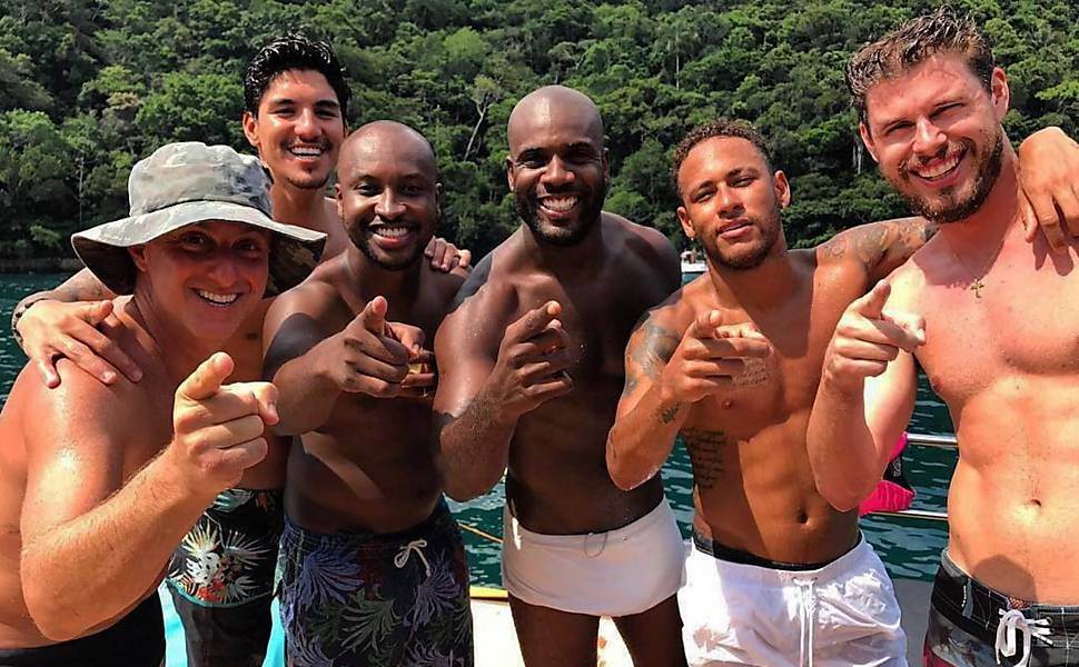 Neymar curte festa ao lado de amigos famosos: Luciano Huck, Medina, Thiaguinho, Zulu e Bruninho | Foto: Reprodução/ Redes Sociais