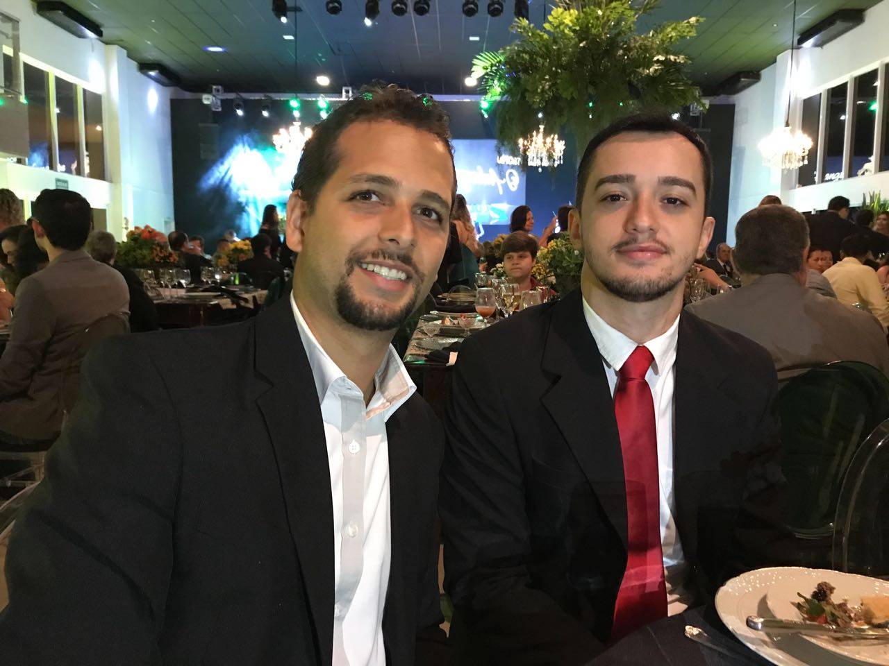 Editor Guilherme Coelho e jornalista Thiago Araújo na cerimônia do Prêmio CDL Goiânia de Jornalismo | Foto: Folha Z