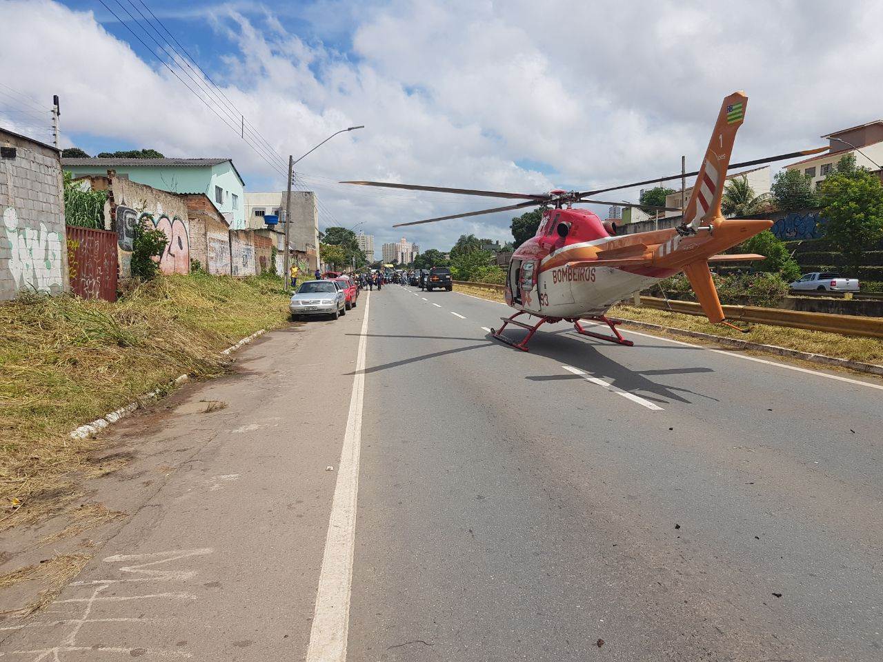 Helicóptero do Corpo de Bombeiros pouso na Marginal Botafogo para ajudar no