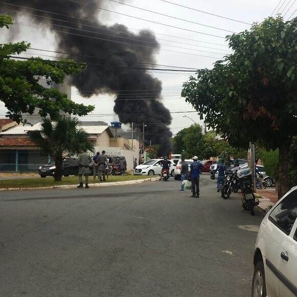Assaltantes batem em caminhão da prefeitura e provocam incêndio na Vila Nova | Foto: Reprodução