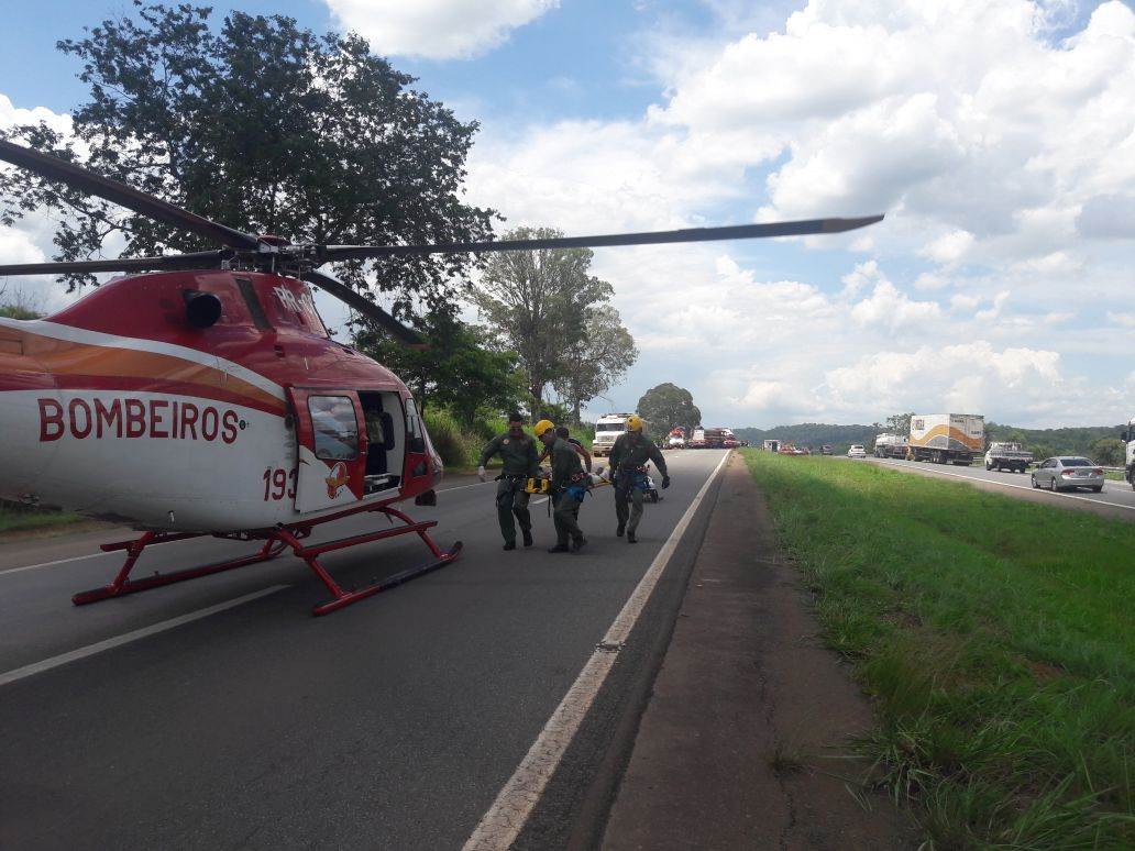 Carro capota no sentido Anápolis-Goiânia da BR-153 e deixa vítima fatal | Foto: CBMGO