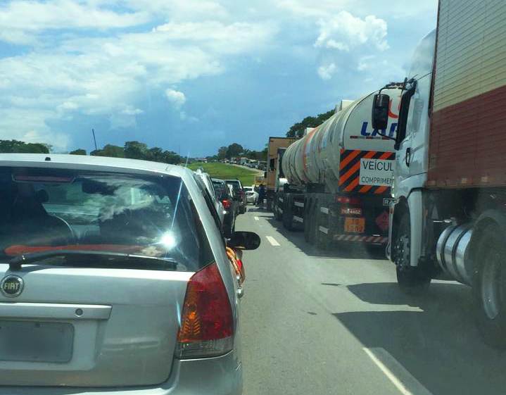 Via é interditada entre Anápolis e Goiânia após capotamento na BR-153 | Foto: Leitor / WhatsApp
