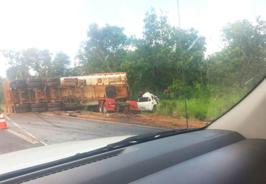 Via foi interditada entre Anápolis e Goiânia após capotamento na BR-153 | Foto: Leitor / WhatsApp