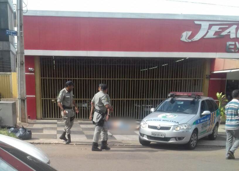Homem é morto com mais de 15 tiros em frente a lava-jato no Sudoeste, em Goiânia | Foto: Leitor / WhatsApp