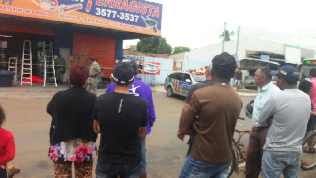 Jovem é baleado e morre enquanto trabalhava na ferragista do pai em Trindade | Foto: Leitor / WhatsApp