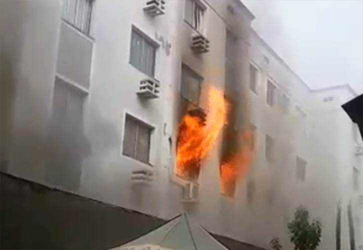 Incêndio consome apartamentos em prédio em Aparecida de Goiânia | Foto: Leitor / WhatsApp