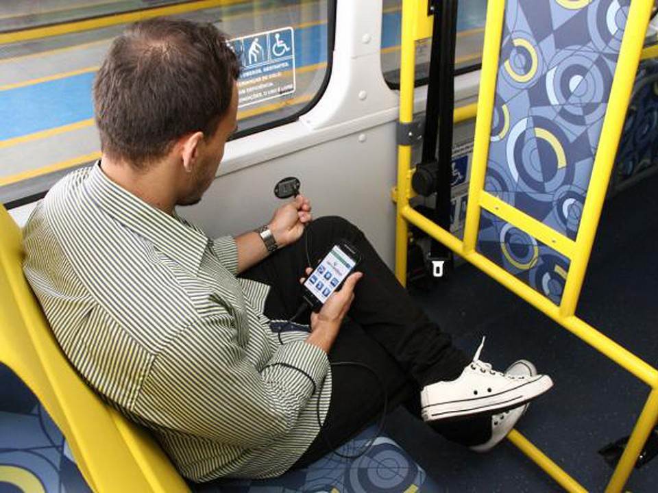 Tomadas em ônibus de Goiânia podem ser obrigatórias caso proposta seja aprovada | Foto: Ilustrativa