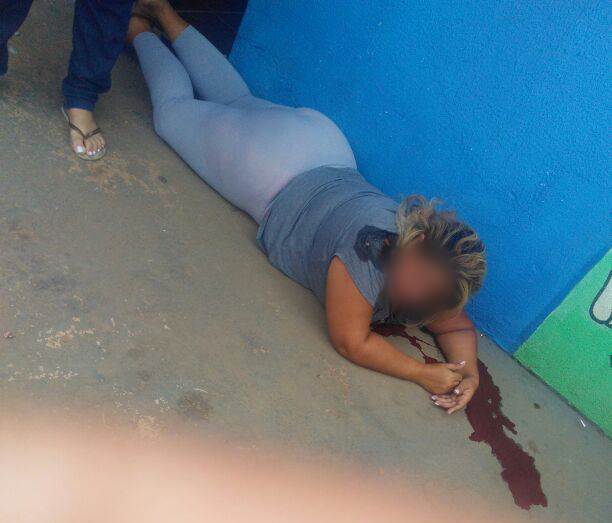 Mulher foi baleada em frente à escola do neto em Aparecida de Goiânia durante tentativa de assalto | Foto: Leitor / WhatsApp