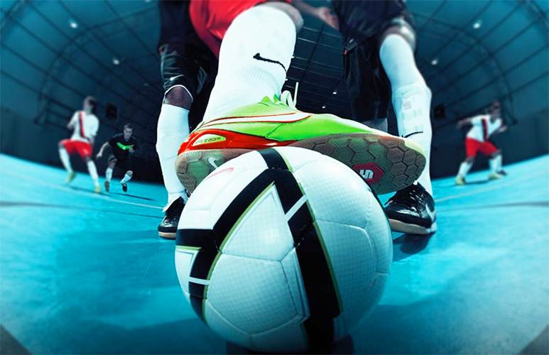Decisão da Fifa gerou polêmica: entidade resolveu liberar a cobrança de laterais e escanteios com as mãos no futsal | Foto: Reprodução