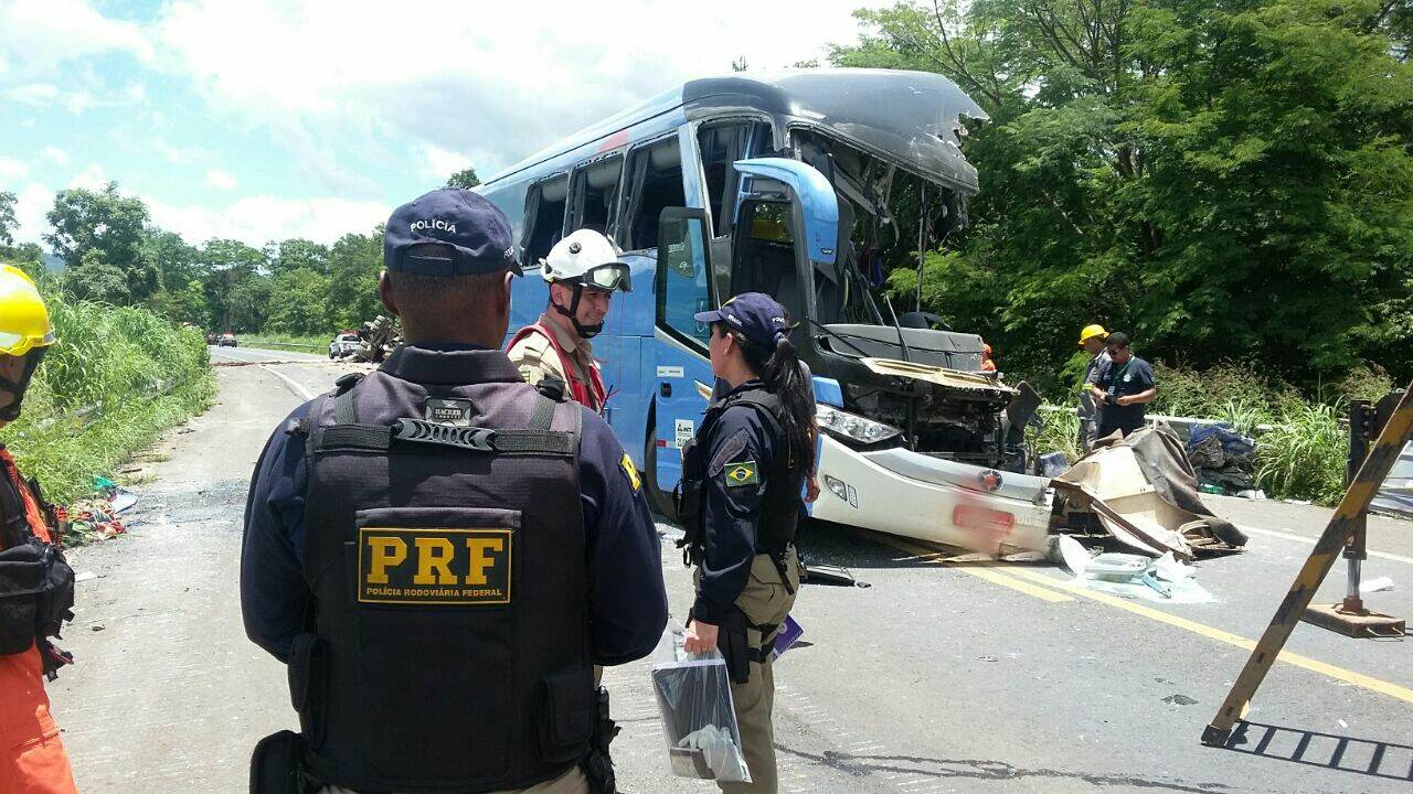Carreta bate em ônibus que seguia para Goiânia e deixa 8 mortos | Foto: PRF
