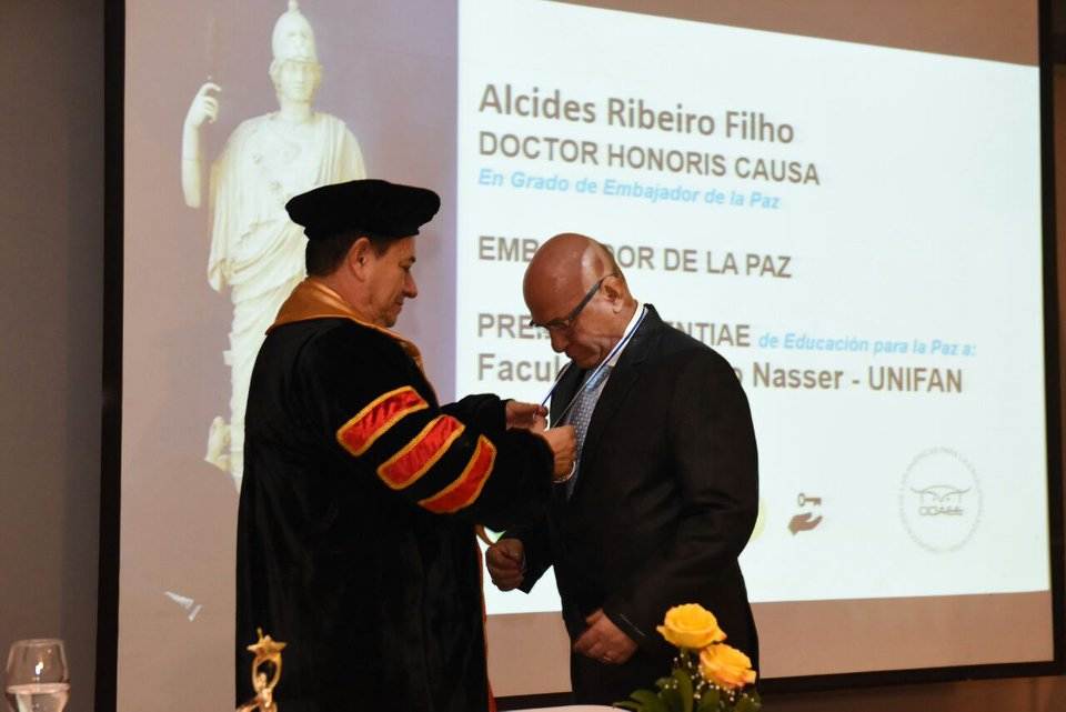 Professor Alcides recebe premiação em Cuba | Foto: Divulgação